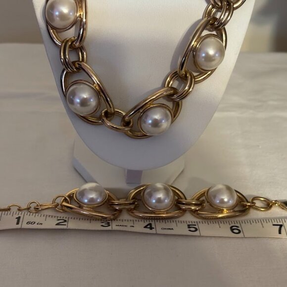 Beautiful Graziano Pearl Necklace (20") and Bracelet set in Gold Tone with pouch - Picture 13 of 16